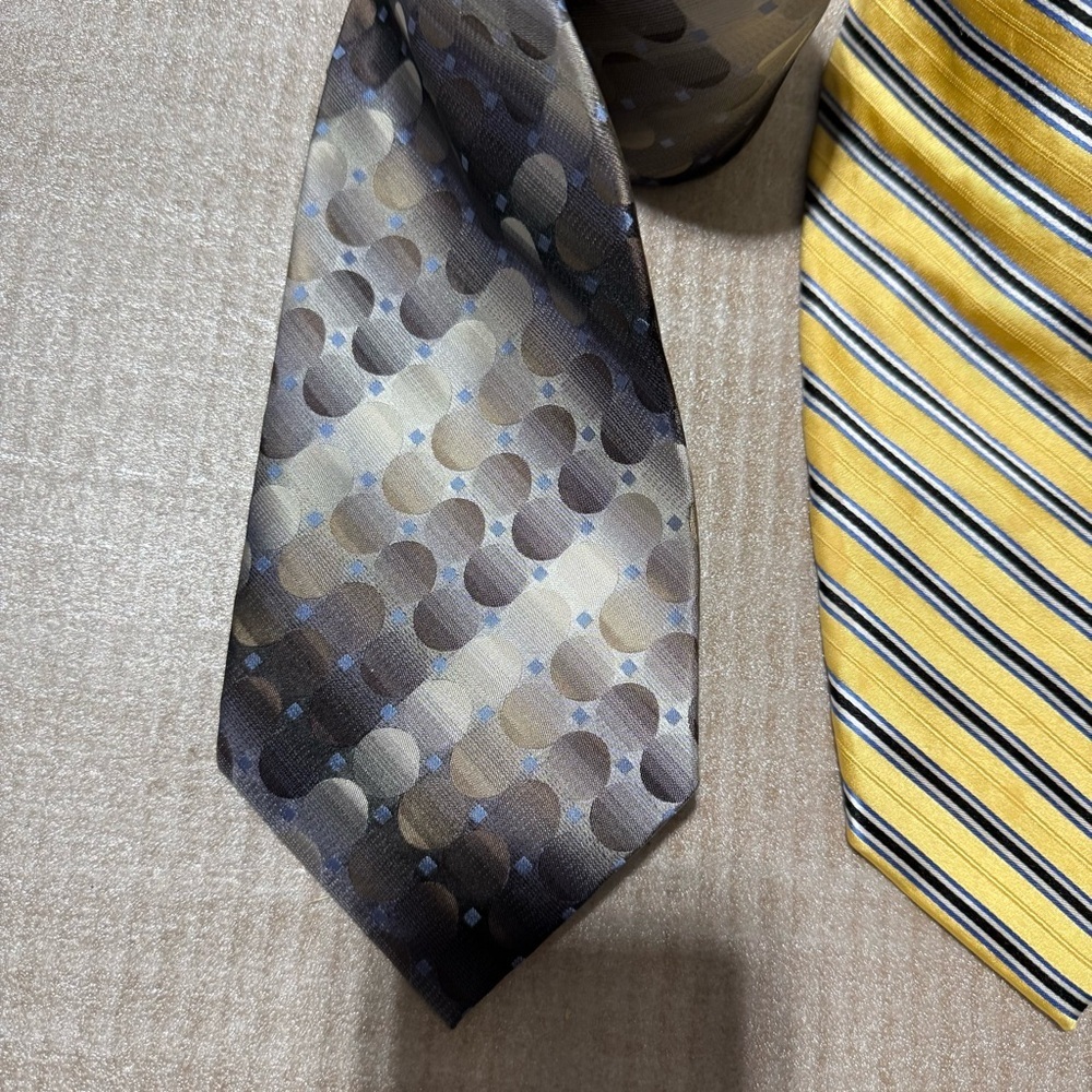 Chaps John Ashford‎ Bill Robinson Elegant Men's Tie Yellow Gray Navy Silk Geo - Picture 3 of 5